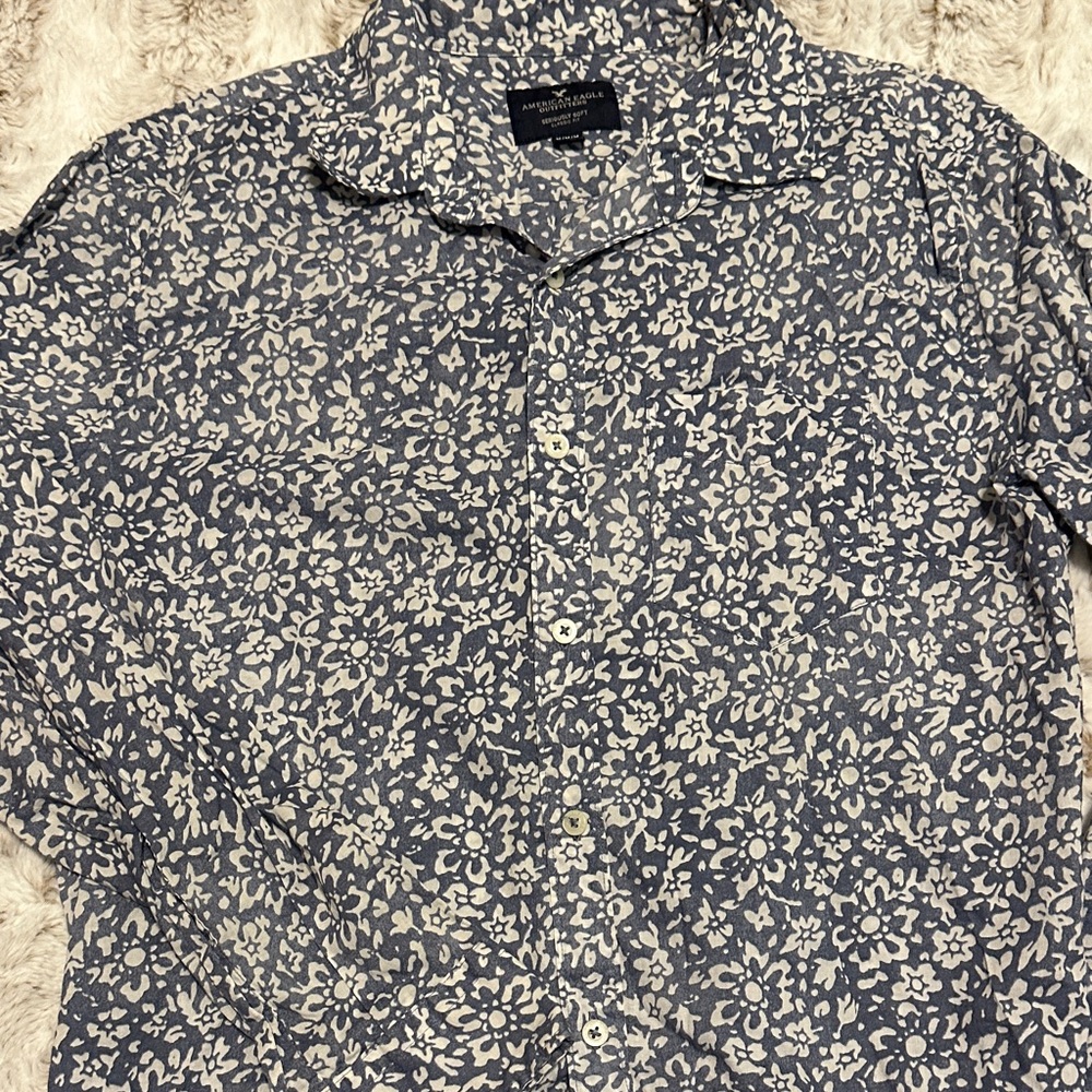 American Eagle Outfitters 2016 Blue and White Floral Button Down Shirt